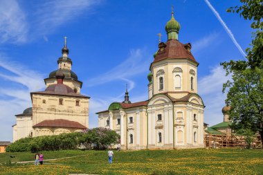 Manastır arka bahçede