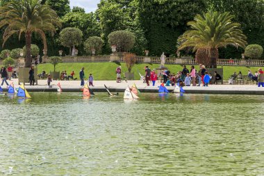 Lüksemburg Bahçesi, Paris havuzda.