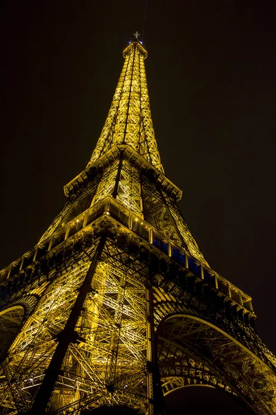Ночное освещение Эйфелевой башни — стоковое фото