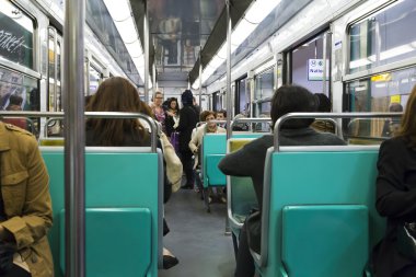 Paris metro arabanın içinde