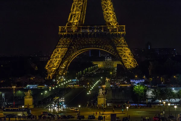 Vita notturna sotto la Torre Eiffel — Foto Stock