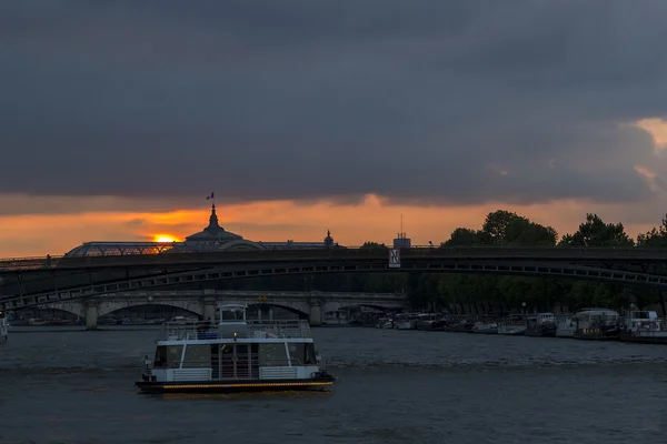 Pôr do sol sob as pontes parisienses — Fotografia de Stock
