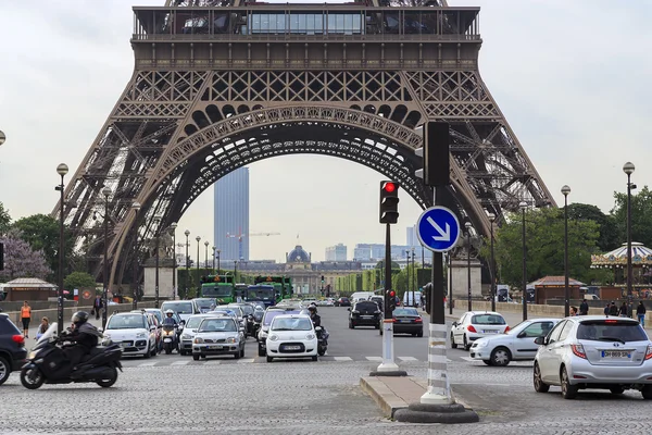 Bajo la torre Eiffel — Foto de Stock