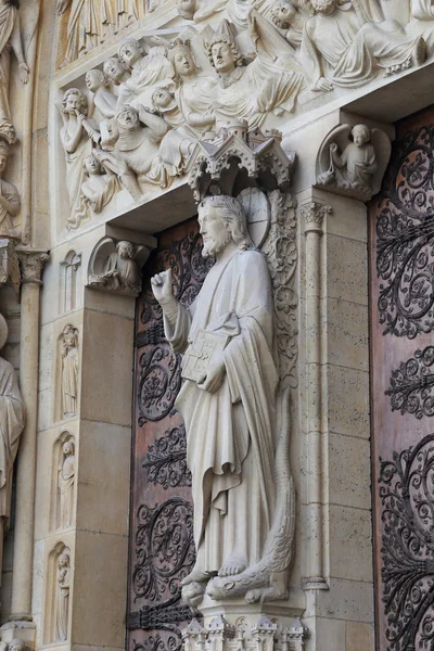 Fragmento de decoración de Notre Dame de Paris — Foto de Stock