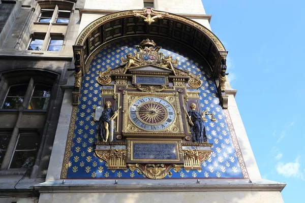 El reloj en la torre de la Conciergerie — Foto de Stock