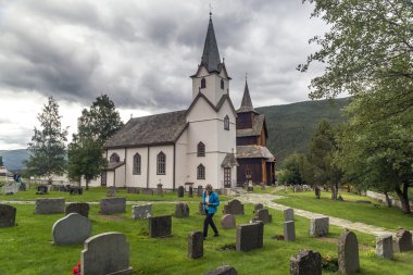 Kilise ile Torpo mezarlığı