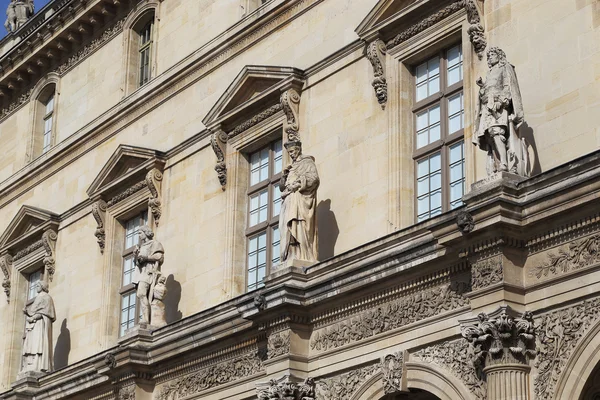 门面的卢浮宫的细节 — 图库照片
