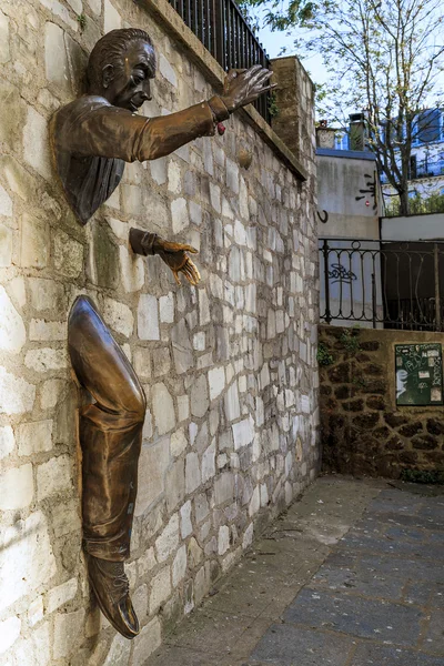 Eine Person, die durch die Mauer geht — Stockfoto