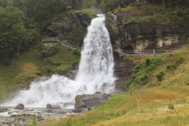 Şelale Steinsdalsfossen Norveç'te
