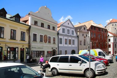 CESKY KRUMLOV, CZECH - 25 Nisan 2012: Siroka (Widest) Caddesi eski ortaçağ kentinin en geniş caddesidir.