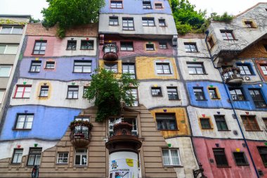 VIENNA, AUSTRIA - 22 Mayıs 2019: Bu ünlü modernist Hundertwasser Evi 'nin ön cephesinin bir parçası.