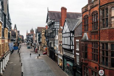 CHESTER, GREAT BRITAIN - 14 Eylül 2014: 2000 yılı aşkın bir süre önce askeri yerleşim olarak antik Romalılar tarafından kurulan şehrin dört ana düz caddesinden biridir..