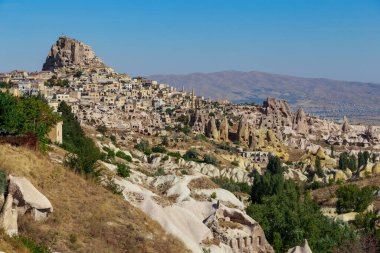 UCHISAR, TURKEY - 4 EKİM 2020: Bu şehrin ve Kapadokya 'daki ünlü şatonun manzarası.