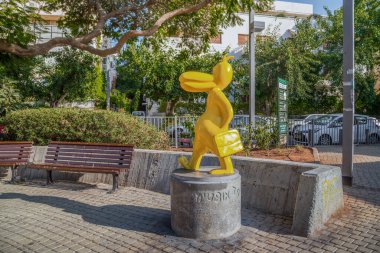 TEL AVIV, ISRAEL - SEPTEMBER 17, 2017: Bu Masaryk Meydanı 'ndaki halk bahçesindeki oyun parkının komik bir biblosu.