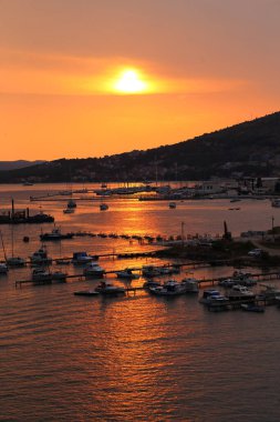 Bu, Hırvat Adriyatik kıyısında sonbahar günbatımı..