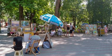ODESSA, UKRAINE - 16 Haziran 2019: Burası Katedral Meydanı 'ndaki bit pazarındaki sanatçıların köşesi.