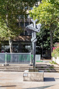 PARIS, FRANCE - 30 AĞUSTOS 2019: Bu, Fiesole 'un (heykeltıraş Sorel Etrogue) Quai Saint Bernard' daki Açık Heykel Müzesi 'ndeki modern bir heykeli..