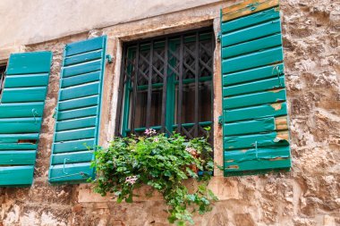 SIBENİK, CROATIA - 9 Eylül 2016: Hırvatistan 'ın sahil kentinde eski evlerin ayrıntıları.