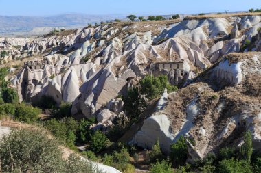 UCHISAR, TURKEY - 4 Ekim 2020 Kapadokya Güvercin Vadisi 'ndeki muhteşem jeolojik oluşumların görüntüsü.