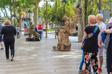 BARCELONA, İspanya - 10 Mayıs 2017: şehrin ünlü caddesinde kimliği belirsiz sokak sanatçıları var - Ramblas.