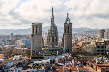 BARCELONA, İSPAN - 10 Mayıs 2017: Bu Kutsal Haç ve Aziz Eulalia Katedrali 'nin havadan görünüşü.