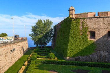 BARCELONA, İspanya - 11 Mayıs 2017 Montjuic Kalesi 'nin kale hendeği ve kaleleri.