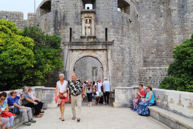 DUBROVNIK, CROATIA - 8 Eylül 2016: Tanımlanamayan insanlar Taş Köprü 'deki kale kapısından geçerek eski şehri terk ediyorlar.