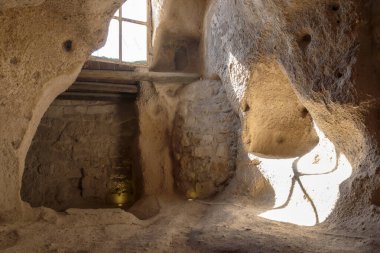 UCHISAR, TURKEY - 4 Ekim 2020 Uchisar Kalesi 'nin Tuff Kayası' nda kazı yapılan bir mağara..