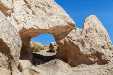 UCHISAR, TURKEY - 4 Ekim 2020 Bunlar, antik çağlarda bir gözetleme kulesi olarak görev yapan bir tuff kayasının rögar deliklerinin ve geçitlerinin kalıntıları..