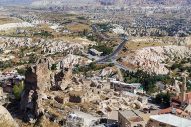 UCHISAR, TURKEY - 4 EKİM 2020: Bu, Kapadokya 'nın yerleşim alanı çevresindeki hava görüntüsü.