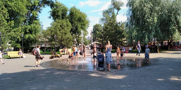 Odessa Ukraine June 2019 这些人是在Starosennaya广场的干涸喷泉边与海豚一起度假的来历不明的人 — 图库照片