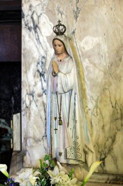 HAIFA, ISRAEL - 12 Mayıs 2011: Bu Stella Maris Carmelite Manastırı kilisesindeki Carmel Dağı 'nın Leydisi figürü.