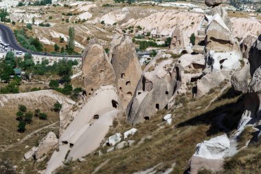 UCHISAR, TURKEY - 4 Ekim 2020 Kapadokya 'nın aşındırıcı tuff kayasına oyulmuş eski bir ev.