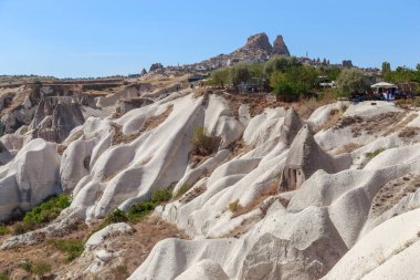 GOREME, TURKEY - 4 Ekim 2020: bu Goreme Vadisi 'nden Uchisar Kalesi' ne bir manzara.