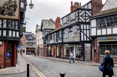 CHESTER, GREAT BRITAIN - 14 Eylül 2014: Bu şehrin eski sokaklarından biri, ortaçağ yarı keresteli evleri ile inşa edilmiştir.