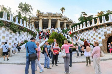 BARCELONA, SPAIN - 16 Mayıs 2017: Bu insanlar Park Guel 'in anıtsal alanında çift merdivenli bir gezide tanımlanamayan kişiler..