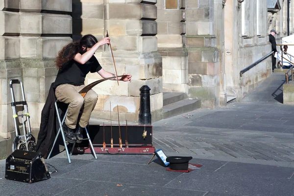 Edinburgh Great Britain September 2014 Ein Unbekannter Straßenkünstler Spielt Auf — Stockfoto