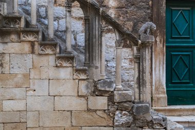 SIBENIK, CROATIA - 9 Eylül 2016: Bu, St. John Kilisesi 'nin yan cephesindeki ortaçağ merdivenlerinin korunmuş taş korkuluklarının bir parçası.