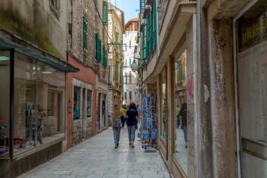 SIBENIK, CROATIA - 12 Eylül 2016: Bu, en açık ve en sıcak günde bile gölgeyi ve serinliği koruyan eski şehrin dar yaya sokaklarından biridir.