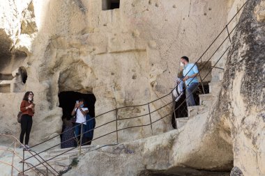 SIBENIK, CROATIA - 12 Eylül 2016: Bu, en açık ve en sıcak günde bile gölgeyi ve serinliği koruyan eski şehrin dar yaya sokaklarından biridir.