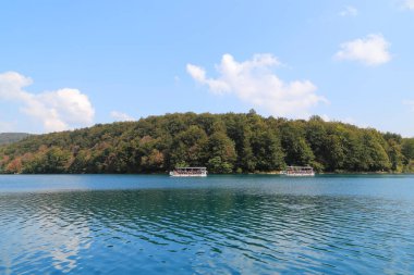 PLITVICE, CROATIA - 13 Eylül 2016: Bu Plitvice Gölleri Ulusal Doğa Koruma Alanı 'ndaki büyük Kozjak Gölü' nden geçen elektrikli bir feribot..