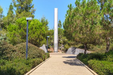 JERUSALEM, ISRAEL - 24, 2017 SEPTEMBER: Bu Yad Vashem Kahraman Savaşçıları (Soykırım Müzesi) için bir dikilitaş.