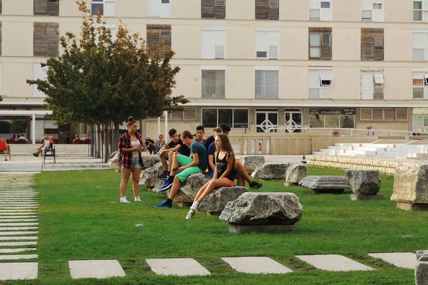 Zadar Croatia Σεπτεμβριου 2016 Άγνωστοι Νέοι Έχουν Συγκεντρωθεί Και Κάθονται — Φωτογραφία Αρχείου