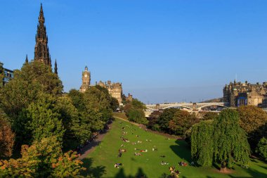 EDINBURGH, GREAT BRITAIN - 10 Eylül 2014: Bu Scott Anıtı yakınında bir park, sıcak bir sonbahar günü dinlenen insan grupları ile.