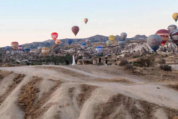 Goreme Turquía Octubre 2020 Una Pareja Recién Casados Identificados Toma — Foto de Stock