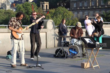 EDINBURGH, GREAT BRITAIN - 10 Eylül 2014: Şehir meydanlarından birinde adı bilinmeyen bir sokak müziği grubunun performansı.