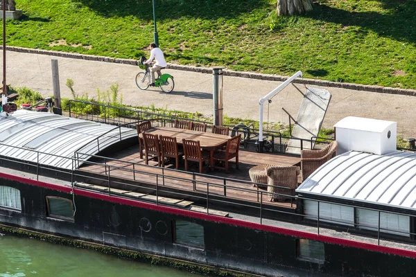 Paris Francja Sierpnia 2019 Żywy Fragment Barki Mieszkalnej Zacumowanej Kanale — Zdjęcie stockowe
