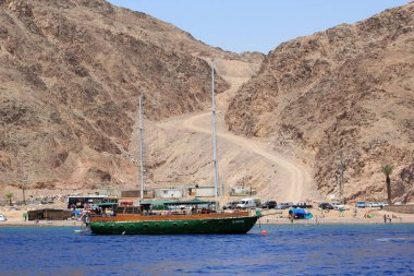 EILAT, ISRAEL - 13 MAYIS. 2011: Zevk yatı Sinem Kızıl Deniz 'in dağlık kıyılarına demir attı.