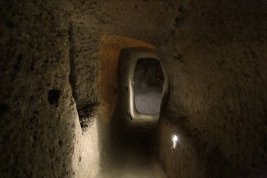 KAYMAKLI, TURKEY - 5 Ekim 2020: Bu eski Hıristiyanların sığınma yeraltı tünelleri sokaklarından biri.