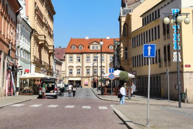 KUTNA HORA, CZECH - 28 Nisan 2012: Bu eski şehrin merkez caddelerinden birinin tarihi bir binasıdır.